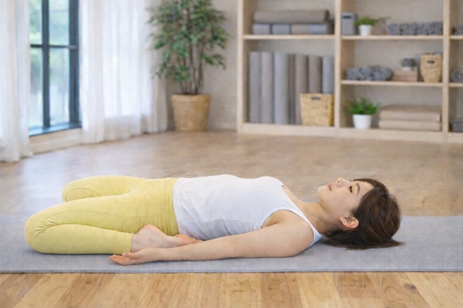 仰向けの英雄のポーズのやり方