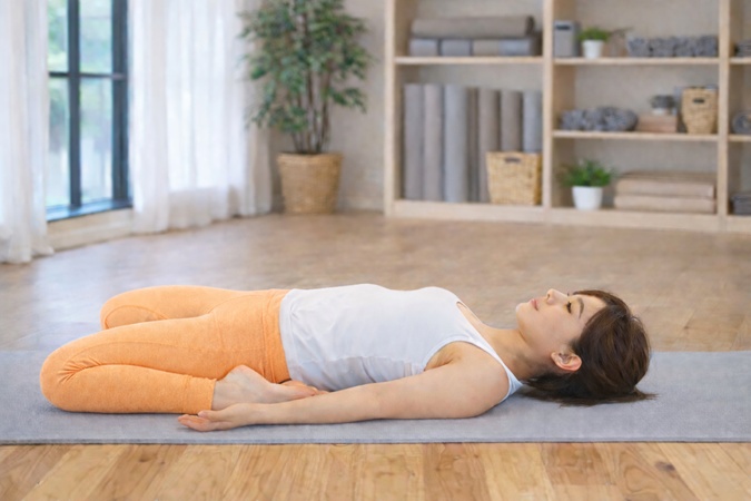 仰向けの英雄のポーズの注意点